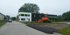 Der Neubau entsteht neben dem Seminar- und Bürogebäude  das von März 2016 bis März 2017 errichtet worden ist. © 2019 Betrieb für Bau und Liegenschaften Mecklenburg-Vorpommern