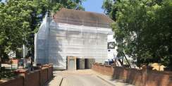 Gut verhüllt. Damit die Fassade während der Sanierung gut geschützt ist  wurde das Gerüst vollständig mit Plane bespannt. © 2019 Betrieb für Bau und Liegenschaften Mecklenburg-Vorpommern