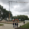 Das Baufeld ist eingezäunt  der Kran steht bereit. Die Tiefbauarbeiten haben begonnen. © 2019 Betrieb für Bau und Liegenschaften Mecklenburg-Vorpommern