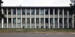 Lisenen aus Stahlbeton und Fenstern gliedern die Fassade streng. © 2019 Betrieb für Bau und Liegenschaften Mecklenburg-Vorpommern