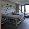 Blick in ein Krankenzimmer auf der Patientenpflegestation im Obergeschoss © 2019 Betrieb für Bau und Liegenschaften Mecklenburg-Vorpommern