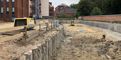 Die Bohrpfähle vor der Verarbeitung (vorn links) und nach der Verarbeitung (rechts im Bild). © 2019 Betrieb für Bau und Liegenschaften Mecklenburg-Vorpommern