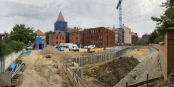 Blick auf die Baustelle - der Grundriss des Erweiterungsbau ist schon zu erkennen. © 2019 Betrieb für Bau und Liegenschaften Mecklenburg-Vorpommern