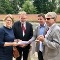 Freude über den Baufortschritt - Justizministerin Katy Hoffmeister (li.) mit Prof. Dr. Michael Sauthoff (Präsident des OVG und des FG Greifswald)  Projektleiter des BBL M-V Frank Meyer und Leiter des BBL M-V Geschäftsbereich Neubrandenburg Winfried Tasler © 2019 Betrieb für Bau und Liegenschaften Mecklenburg-Vorpommern