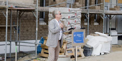 Winfried Tasler vom landeseigenen Betrieb für Bau und Liegenschaften Mecklenburg-Vorpommern begrüßt die am Bau Beteiligten und Gäste des Richtfestes am 12. August 2019 auf der Baustelle an der Brinkstraße 13 in Greifswald. © 2019 Betrieb für Bau und Liegenschaften Mecklenburg-Vorpommern
