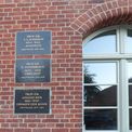 Gedenktafeln an der südlichen Hoffassade erinnern an bedeutende Ärzte  die an der Greifswalder Universitätsmedizin gewirkt haben © 2018 Betrieb für Bau und Liegenschaften Mecklenburg-Vorpommern