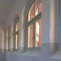 Flur im Obergeschoss: alle historischen Fenster wurden saniert bzw. nach altem Vorbild und in ihrer Urfarbigkeit graugrün neu hergestellt. © 2018 Betrieb für Bau und Liegenschaften Mecklenburg-Vorpommern