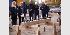 Hämmer, Nägel und Dachsparren stehen bereit - das Richtfest kann beginnen. © 2019 Betrieb für Bau und Liegenschaften Mecklenburg-Vorpommern