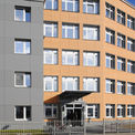 sanierte Fassade des Verwaltungs- und Laborgebäudes mit Haupteingang © 2019 Betrieb für Bau und Liegenschaften Mecklenburg-Vorpommern