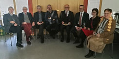 (Halb)runde Sache - ehemalige und aktuelle Kolleg/innen von Helga Maaser (2. von li.): Manfred Lennarz, Frank Thode, Heinz Anacker, Uwe Sander, Herr Maaser, Andreas Beyer und Ulrike Karzenburg. © 2019 Betrieb für Bau und Liegenschaften Mecklenburg-Vorpommern