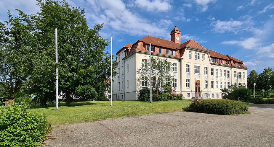 Landesbauamt Neubrandenburg, BBL M-V Geschäftsbereich Neubrandenburg und jetzt Staatliches Bau- und Liegenschaftsamt Neubrandenburg - seit 1991 werden hier die Aufgaben im staatlichen Hochbau für Bund und Land und seit 2003 zusätzlich die liegenschaftsbez © 2020 Heike Engel, SBL Neubrandenburg Landesbauamt Neubrandenburg, BBL M-V Geschäftsbereich Neubrandenburg und jetzt Staatliches Bau- und Liegenschaftsamt Neubrandenburg - seit 1991 werden hier die Aufgaben im staatlichen Hochbau für Bund und Land und seit 2003 zusätzlich die liegenschaftsbez © 2020 Heike Engel, SBL Neubrandenburg