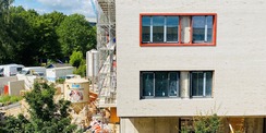 Gute Aussichten! Die Fenster inkl. rostroter Laibung sind im 2. Obergeschoss bereits eingesetzt. Im ersten Obergeschoss steht das kurz bevor. © 2020 Christian Hoffmann, FM M-V
