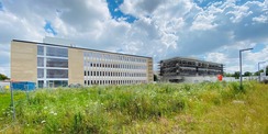 Wir stehen zusammen! Die Neubauten für das Institut für Chemie (links) und das E-Technikum (rechts) auf dem Campus in der Südstadt. © 2020 Christian Hoffmann FM MV