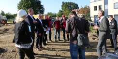 Stephan Aufdermauer (2. v. r.) leitet das SBL Greifswald und informiert mit Projektleiterin Sina Stüwe (li.) über das Bauprojekt. © 2020 SBL Greifswald