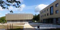 Blick von der Rudolf-Petershagen-Allee auf das neue URZ - links das Rechnergebäude  rechts das Seminar- und Verwaltungsgebäude © 2020 SBL Greifswald