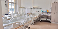 Blick in ein Patientenzimmer. © 2020 Universitätsmedizin Rostock