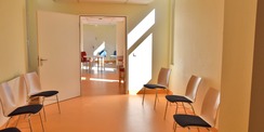 Es wurden 600 qm Wände frisch mit Glasfasertapete tapeziert. © 2020 Universitätsmedizin Rostock