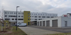 Hofansicht mit Carport- und Garagenanlage © 2020 SBL Greifswald