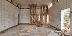 In der ehemaligen Küche wird die Decke zurzeit mit einer Holzkonstruktion gesichert. © 2021 SBL Neubrandenburg
