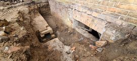der bei Freilegung für die Abdichtungsarbeiten des Sockelmauerwerks gefundene gemauerte Entwässerungskanal © 2021 SBL Neubrandenburg