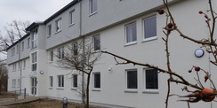 Die Vorderseite des sanierten Gebäudes mit Eingangsbereich © 2021 SBL Greifswald