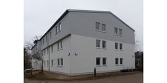 Vorderseite mit Eingang und Giebel des sanierten Gebäudes Haus 1 © 2021 SBL Greifswald