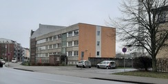 Hier war das Kriminalkommissariat Stralsund bis September 2019 untergebracht: das alte Polizeigebäude aus dem Jahr 1970 - ein typisches  DDR-Bürogebäude  in Plattenbauweise © 2020 SBL Greifswald