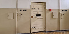 Blick auf eine Hafttür © 2021 SBL Neubrandenburg