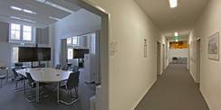 Umbau nach Bedarf - aus einem großen Saal wurden zwei Besprechungsräume (li.)  ein Flur (Mitte) und drei Büros (re.). © 2021 Christian Hoffmann  FM M-V