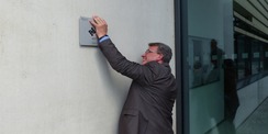 Prof. Dr. Uwe Völker bringt die BNB-Plakette im Eingangsbereich des CFGM gut sichtbar an © 2021 SBL Greifswald