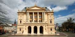 Haupteingang des Mecklenburgischen Staatstheaters in Schwerin © 2021 Silke Winkler