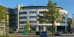 Blick auf die nördliche Fassade des Dienstgebäudes für das Amtsgericht Rostock  das vom SBL Rostock baulich betreut und bewirtschaftet wird. © 2021 SBL Rostock