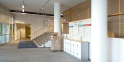 Im Foyer: Staubschutzwand (rechts im Bild  hinter den beiden Säulen) - dahinter wird eine Trockenbauwand gesetzt  die das Treppenhaus rauchsicher vom Foyer trennen wird. © 2021 SBL Rostock