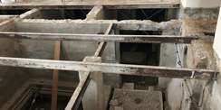 Im Anbau der Exedra erfolgt der Abbruch der Kellerdecke aus Hohldielen aus statischen Gründen in Teilabschnitten. © 2021 SBL Neubrandenburg