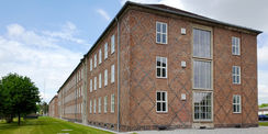 Ansicht der Gebäuderückseite des Gebäude 2 – in den Flächen integrierte rautenförmige Ornamente aus dunklen Klinkern als Fassadenschmuck an den Gebäudeenden und Giebeln. © 2021 SBL Neubrandenburg
