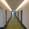 lichtdurchfluteter Flur im 1. Obergeschoss des Sanitätsunterstützungszentrums im Gebäude 2 © 2021 SBL Neubrandenburg