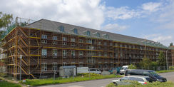 Das Gebäude 5 ist eingerüstet. Die Sanierungsarbeiten sollen im Oktober 2022 abgeschlossen sein. © 2021 SBL Neubrandenburg