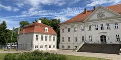 Linkerhand des Schlosses das nördliche Kavalierhaus frisch saniert. © 2021 SBL Schwerin
