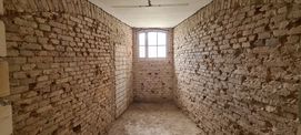 Blick in eine zukünftige Gefängniszelle mit noch nicht erweiterter Fensteröffnung © 2021 SBL Neubrandenburg