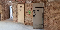 alte Haftraumtüren im Untergeschoss © 2021 SBL Neubrandenburg