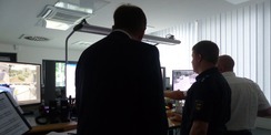 Besichtigung der Wache - das Herz des Polizeireviers: ein Mitarbeiter erläutert die Arbeitsweise und Funktionalität der hochmodernen Computer-Technik © 2021 SBL Greifswald