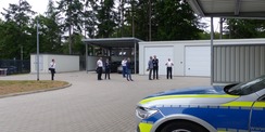 Besichtigung der rückwärtigen Außenanlagen mit Garagen  Carports und Stellplätzen © 2021 SBL Greifswald