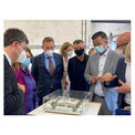 Finanzminister Meyer  Justizministerin Hoffmeister  Präsident des Verwaltungsgerichts Dr. Kronisch  Architekt Pussert  Stadtpräsident Ehlers und Bauamtsleiter Klaus begutachten das Wettbewerbsmodell des Neubaus. © 2021 SBL Schwerin