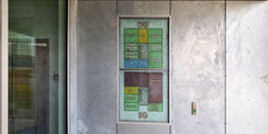 der Gebäudewegweiser aus einer Applikation von farbigem Glas und einer Befüllung mit rundlichen Glasbrocken von Einscheibensicherheitsglas (ESG) © 2021 SBL Neubrandenburg