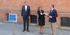 Dr. Sascha Ott  Direktor des Amtsgerichtes Stralsund und der Zweigstelle Bergen  nimmt den symbolischen Schlüssel aus den Händen der Justizministerin Katy Hoffmeister entgegen © 2021 SBL Greifswald