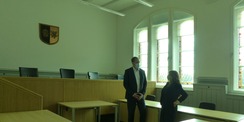 Katy Hoffmeister und Heiko Miraß beim anschließenden Rundgang im hergerichteten und klimatisierten  historischen Sitzungssaal im Gespräch © 2021 SBL Greifswald