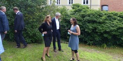 Besichtigung des begrünten oberen Innenhofbereiches - Justizministerin Katy Hoffmeister im Gespräch mit Frau Stüber  Mitarbeiterin in der Zweigstelle Bergen © 2021 SBL Greifswald