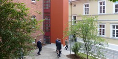 Ein neuer Außenaufzug im Innenhof verbindet das Erd- und das 1. Obergeschoss. © 2021 SBL Greifswald