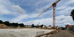Blick auf das Baufeld am 9. August 2021: Der Kran dreht sich bereits, die Bodenplatte ist gegossen. © 2021 SBL Rostock