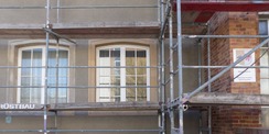 Musterfläche für die Fassadensanierung: die denkmalgeschützte Fassade wird wieder ihrem ursprünglichen Zustand von 1955 angenähert - die Fassade wird gereinigt, Teilflächen (Fensterfaschen und Attika) werden ockerfarben und die Fenster weiß gestrichen bzw © 2022 Staatliches Bau- und Liegenschaftsamt Greifswald